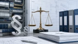 Das Bild zeigt Paragraphenzeichen, eine Waage der Gerechtigkeit, Aktenordner und technische Dokumente vor einem unscharfen elektrotechnischen Hintergrund. Es steht für die rechtlichen Grundlagen, Normen und technischen Anforderungen hinter der DGUV V3 Prüfung.
