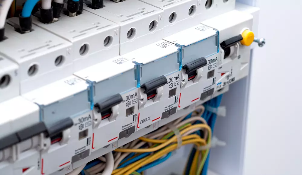 Prüfung ortsfester elektrischer Anlagen und Schaltschränke nach DGUV Vorschrift 3 – e-safety24 in der Bodenseeregion