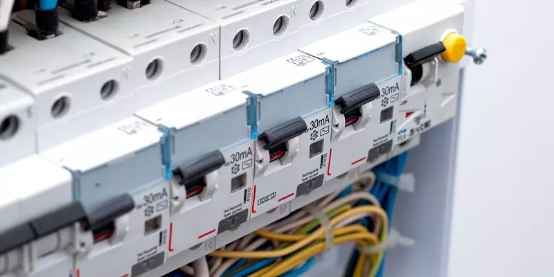 Prüfung ortsfester elektrischer Anlagen und Schaltschränke nach DGUV Vorschrift 3 – e-safety24 in der Bodenseeregion