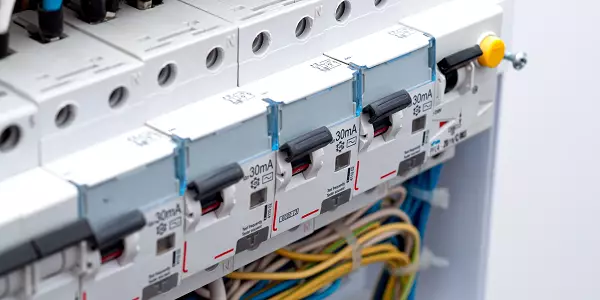 Prüfung ortsfester elektrischer Anlagen und Schaltschränke nach DGUV Vorschrift 3 – e-safety24 in der Bodenseeregion
